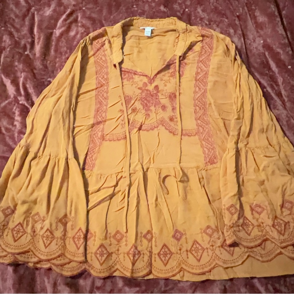 Women’s flowy sleeve top